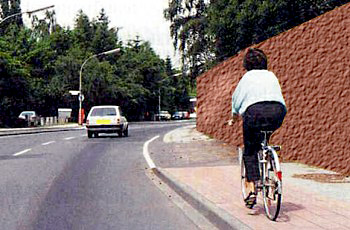 , 0898. אתה נוהג ברכב המתקרב מאחור לרוכב האופניים שבתמונה. מהי הסכנה הנשקפת מרוכב האופניים?